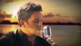 Alejandro Sanz canta en "A que no me dejas"