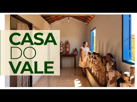 O JARDIM É A SALA DE VISITAS - ARTE RAÍZ DA MESTRA ZEZINHA EM SUA CASA NO VALE DO JEQUITINHONHA - MG