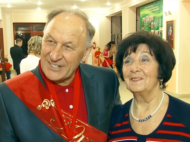 Бабушка рядышком с дедушкой