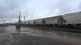 preview picture of video 'BNSF empty frac sand train at Cameron, TX - 11.25.2013'
