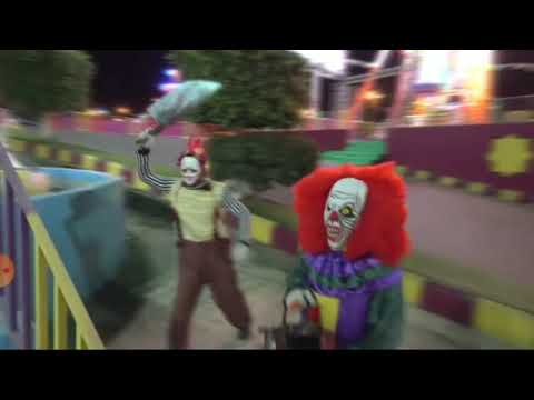 Os palhaços invadiram o parque de diversões