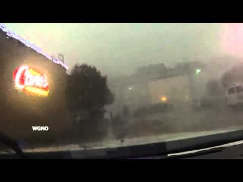 В CША сильный ветер снес с моста грузовой поезд