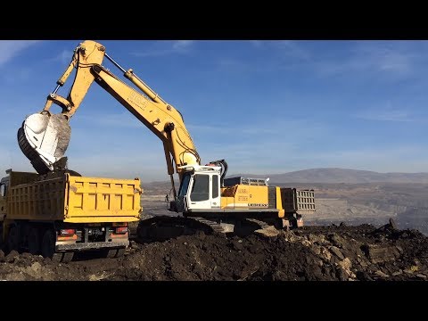 Liebherr 964 Litronic Excavator Loading Trucks