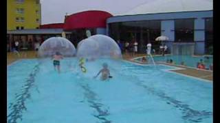preview picture of video 'Waterballs: Laufen in einer Luftblase'