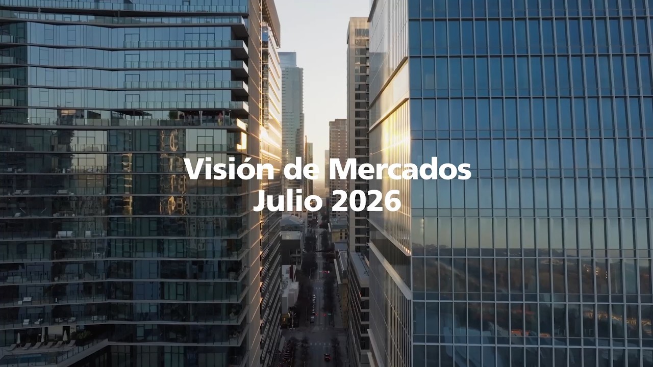 David Manso y Santiago Rubio conversan sentados en unes butacas en un espacio de despacho con vistas a la ciudad
