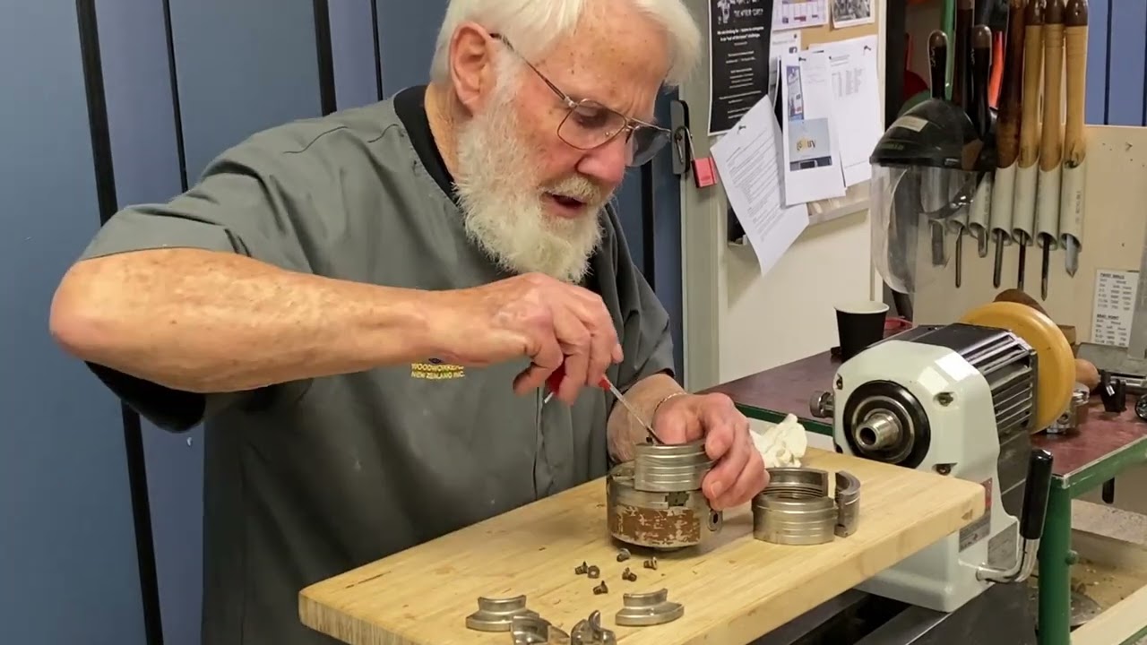 Changing the chuck jaws
