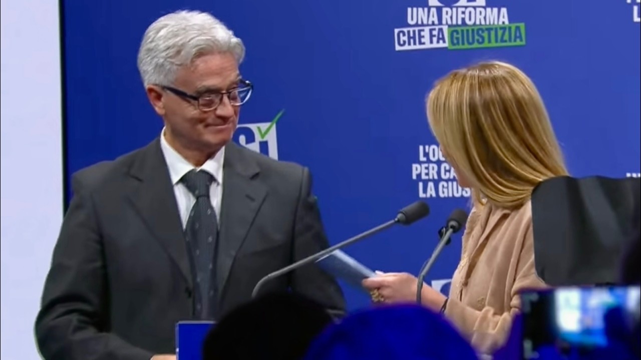 “ASPETTO LE DIMISSIONI DI MATTARELLA? UN’UOMO SALE SUL PALCO PRIMA DELL’INTERVENTO DI GIORGIA MELONI