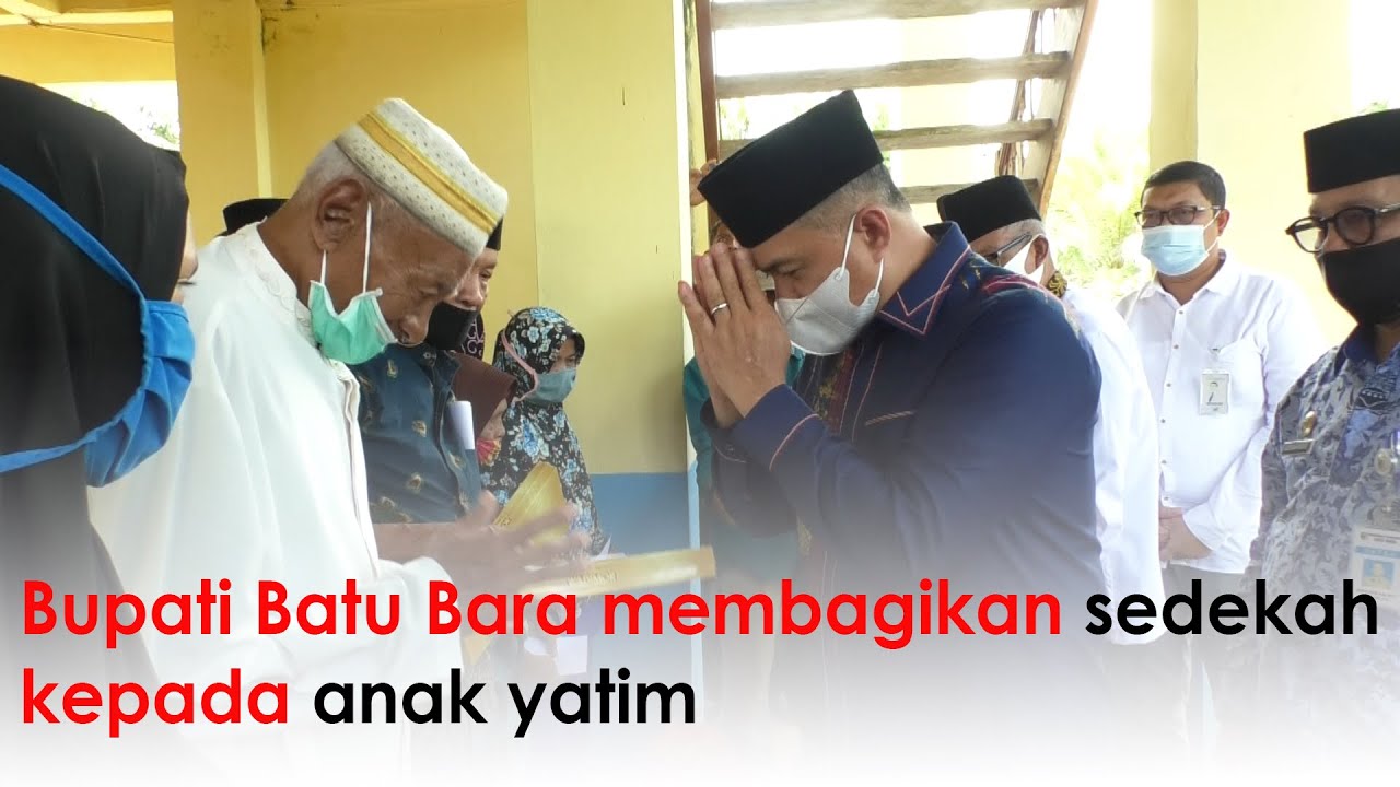 Bupati Batu Bara membagikan sedekah kepada tokoh agama, anak yatim