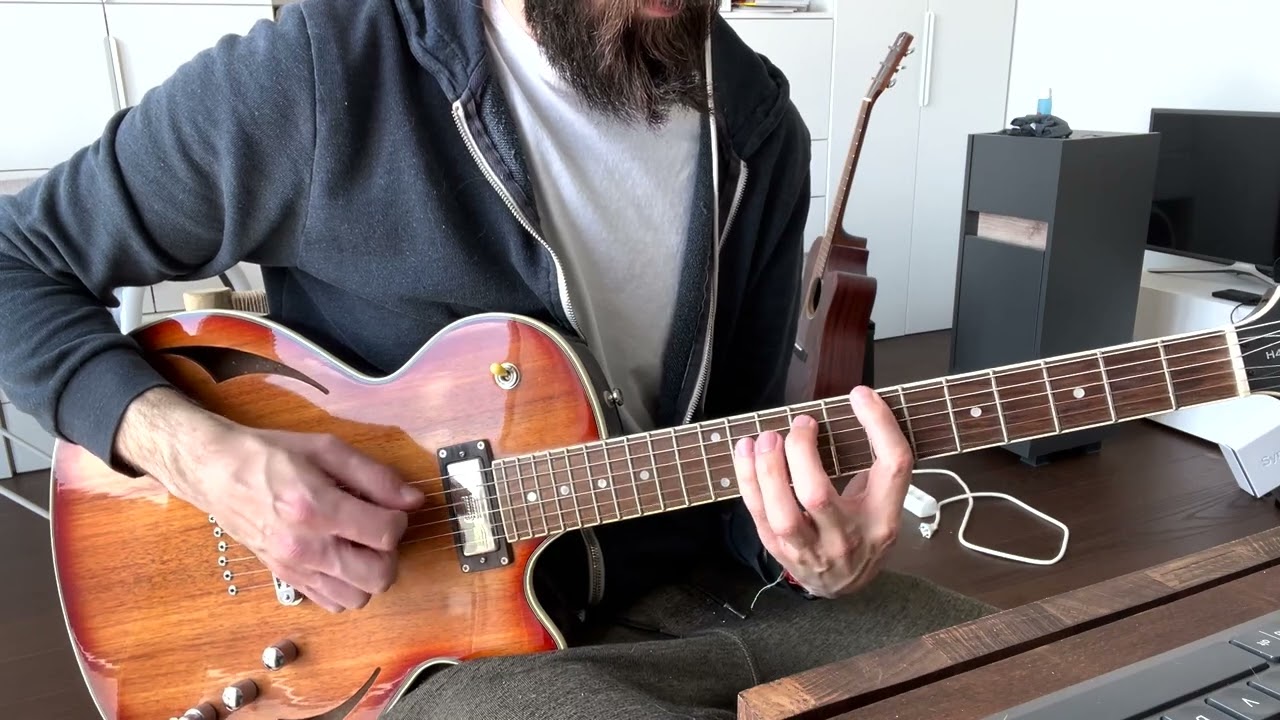 Roberto Barlocci playing the add9 intro riff of Message In A Bottle by The Police on electric guitar
