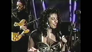 #nowwatching Natalie Cole LIVE - Someone&#39;s Rockin My Dreamboat