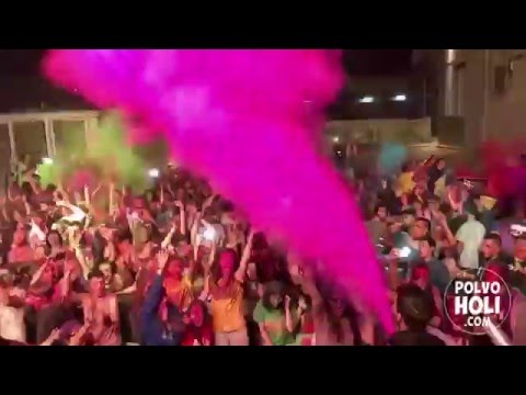Fiesta con extintores de polvos de colores Holi