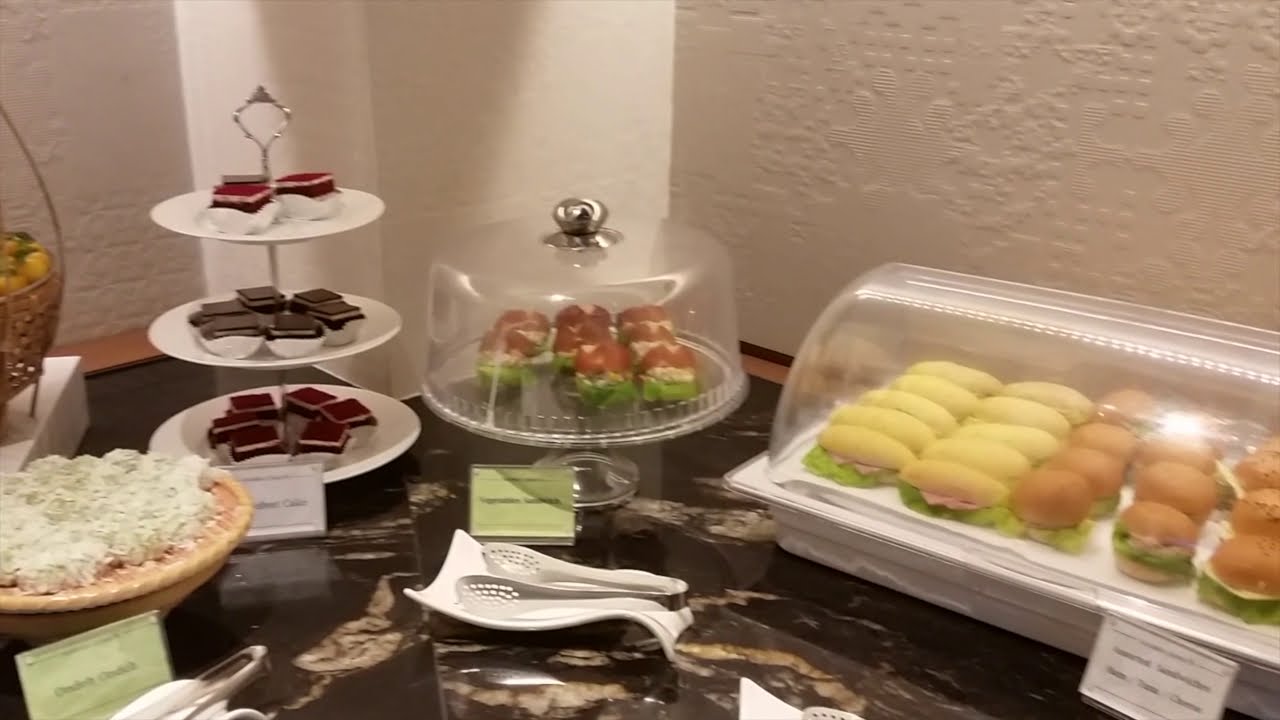 Singapore Airlines SilverKris Business Class Lounge thumbnail