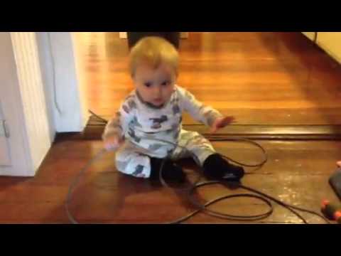 Tucker hjälper pappa dammsuga