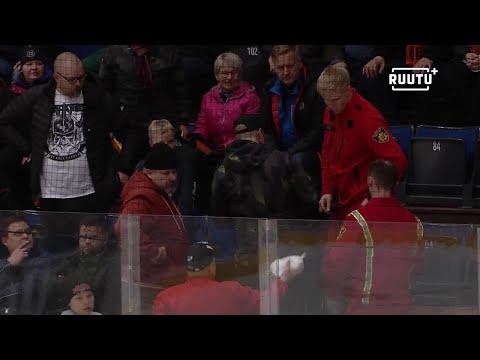 Hämeenlinnassa tuli jääpussille tarvetta: kiekko päätyverkon yli katsojaa päähän – peli pitkään poik