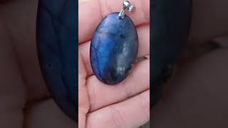 Labradorit přívěsek s modrou labradorescencí