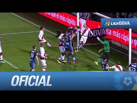 Remate de cabeza de Navas que salva Tito bajopalos