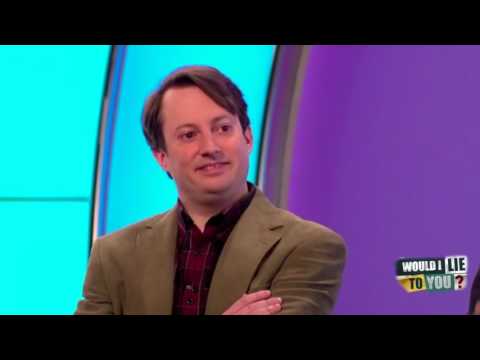 Lee Mack a namalovaný knírek