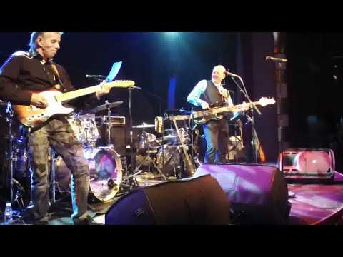 Bjørn Løvås på gitar på scenen på Color Magic,og fra dansegolvet..