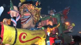 preview picture of video 'Carnevale Saviano (Napoli) 2010, sfilata carri del 14.02.2010'