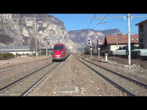 Frecciarossa 1000 Trenitalia in transito al binario 2 con saluto@LeFrecce