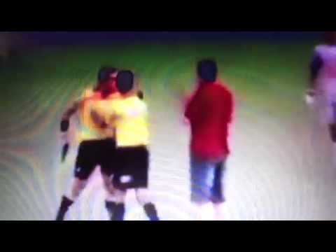 Un árbitro saca una pistola en Brasil para amonestar