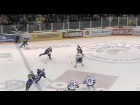 Erkki Rajamäki taklaa Charlie Cookia