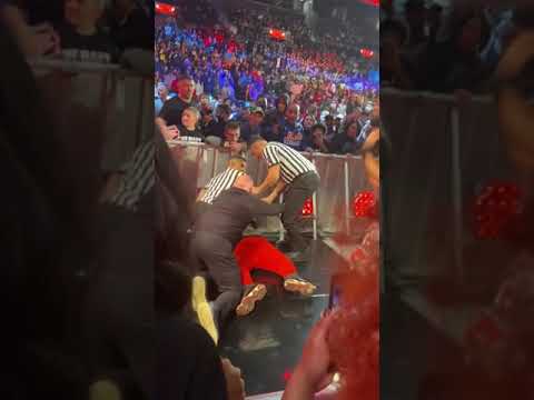 Seth Rollins attacked by a fan 22/11/2021#wwe #raw #sethrollins #smackdown #