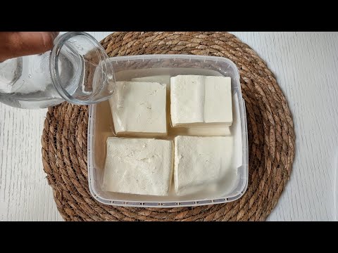 Jednostavan trik! Nalijte sir ovom tečnošću i produžite mu rok trajanja + biće još mekši i sočniji!