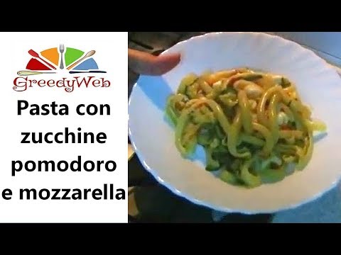 Pasta con zucchine pomodoro e mozzarella Ricetta FACILE italiana nel piatto