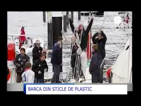 O barca din sticle de plastic reciclate.