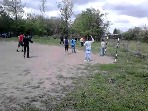 Fotbal in curtea scolii.mp4