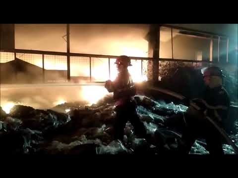 Alertă în judeţul Prahova. Un incendiu a izbucnit la un depozit de mase plastice.