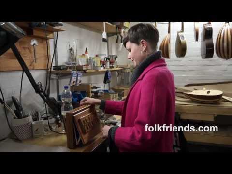 "Brynjulv" - Annlaug Børsheim singing playing Shruti Box