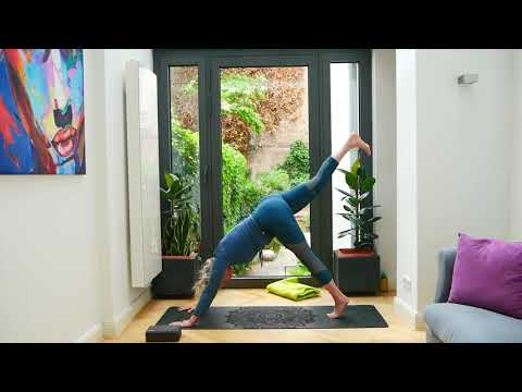 Senioren Yoga mit Karin, wir praktizieren die Taube, eine wunderbare Hüftöffnung.