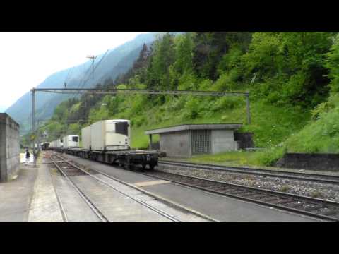 LOCOMOTIVA Re 460 CON CONTAINER FRIGO TRANSITA A WASSEN (CH) 2 - 6 - 2014.
