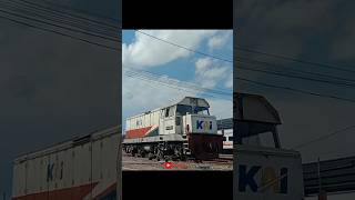 Download lagu S35 BB 303 76 01 (Klakson Khas Divre 1 Sumut) #shorts #divre1 #keretaapiindonesia #railway #s35 mp3
