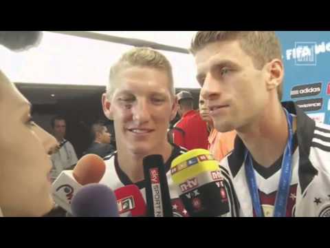 WM 2014 I Interview Thomas Müller veräppelt kolumbianische Reporterin auf Bayerisch/Boarisch