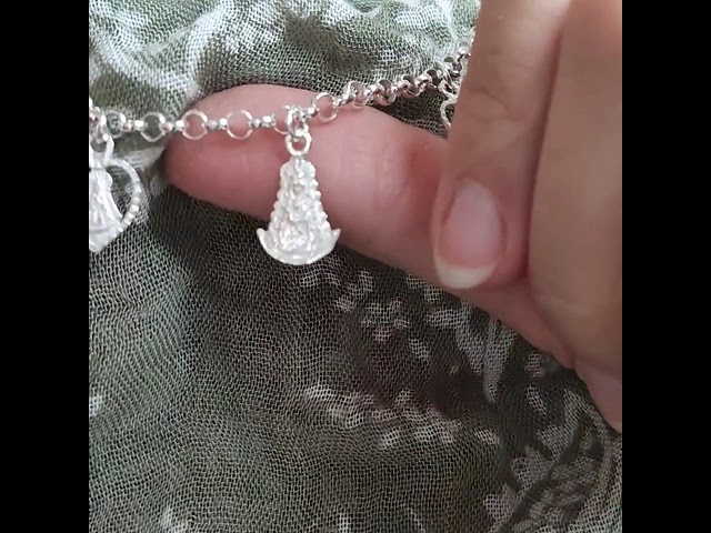 Vídeo relacionado con Only faith Collar con Medalla de la Virgen del Rocío, Acero Inoxidable 316L, Colgante 2.5 cm, Cadena 45 cm, Acabado Dorado y Plateado, Joyería Religiosa Hipoalergénica (Virgen del Rocio Dorado)