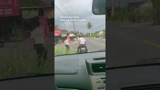 Download lagu ketika cewek ngambek dijalan #fyp #viral #shorts #storywa #lucu #meme #short #feedshorts mp3
