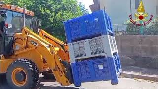 carico-di-albicocche-disperso-in-strada-l-intervento-dei-vigili-del-fuoco