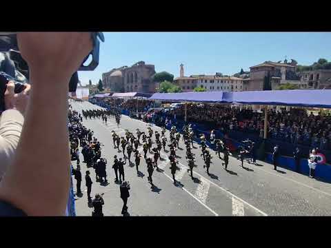 Con il tradizionale passo di corsa i Bersaglieri rendono gli onori al Presidente della Repubblica