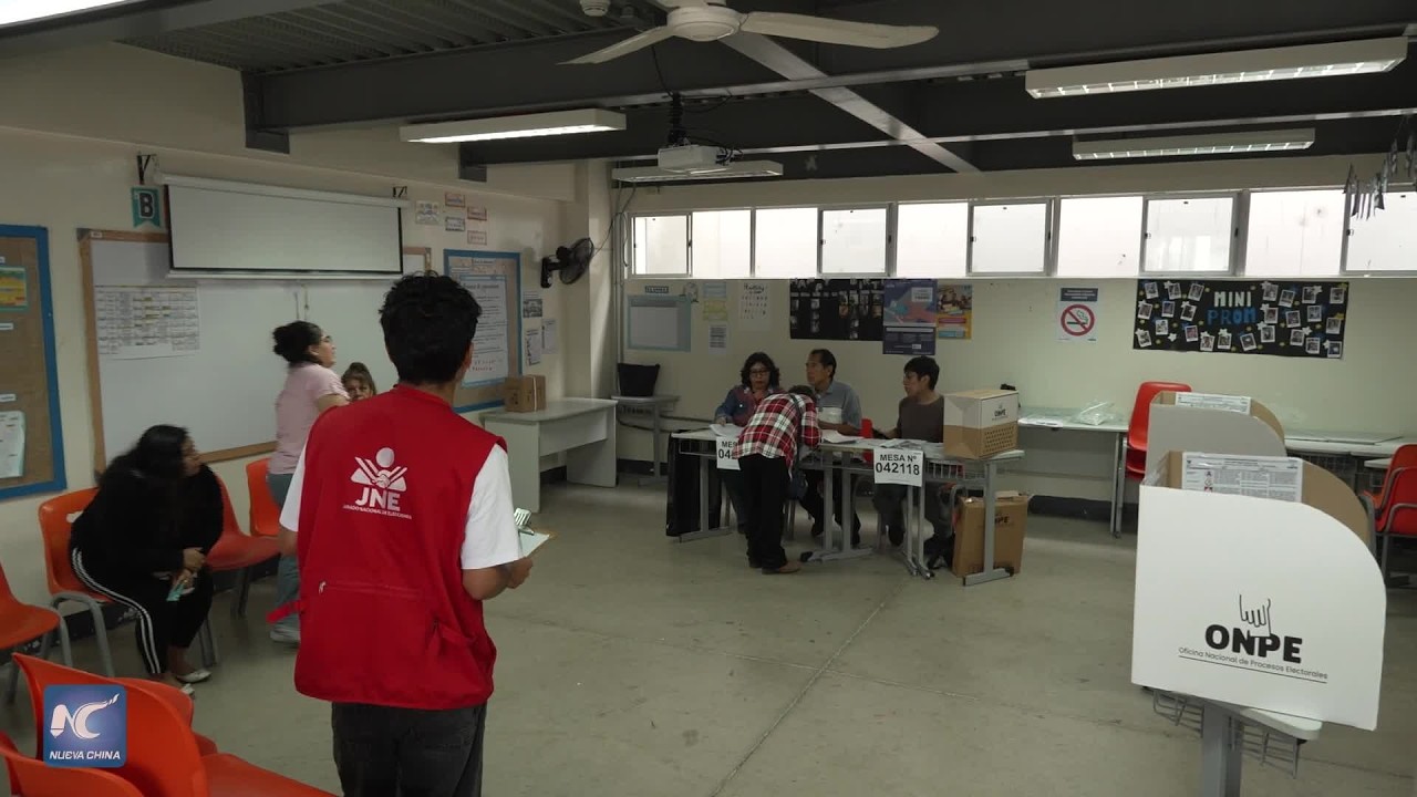 Abren en Perú centros de votación para elecciones regionales y municipales