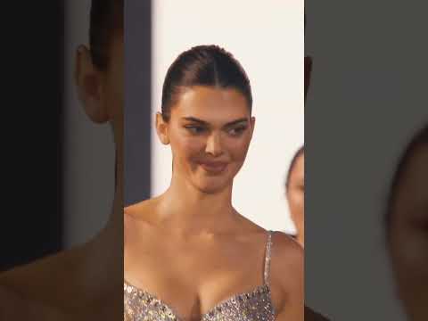 Kendall Jenner✨𝚠𝚊𝚕𝚔𝚒𝚗𝚐 for L'Oreal Paris Fashion Week