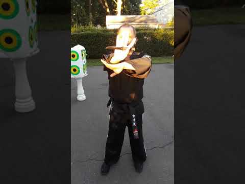 Duncans mostrando el lanzamiento del cuchillo japonés con salto ( Vista lateral ).