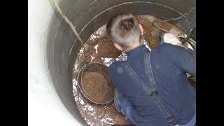Ruční kopání studny - hand digging a well