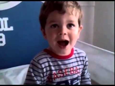 En Pol, de 2 anyets, canta l'himne de l'Espanyol