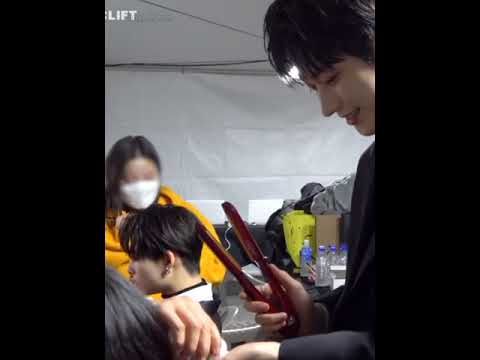 sunoo doing hair for one of the staffs🥺