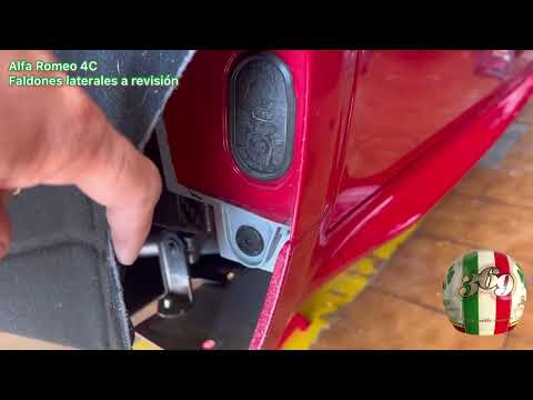 Alfa Romeo 4C Quitar el faldón lateral inferior.