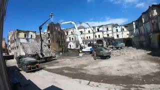 La demolizione della torre di Palazzo Fienga, fortino del clan