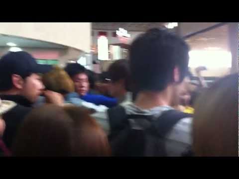 [FANCAM] 110902 Super Junior at Gimpo airport (mostly focused on Sungmin)